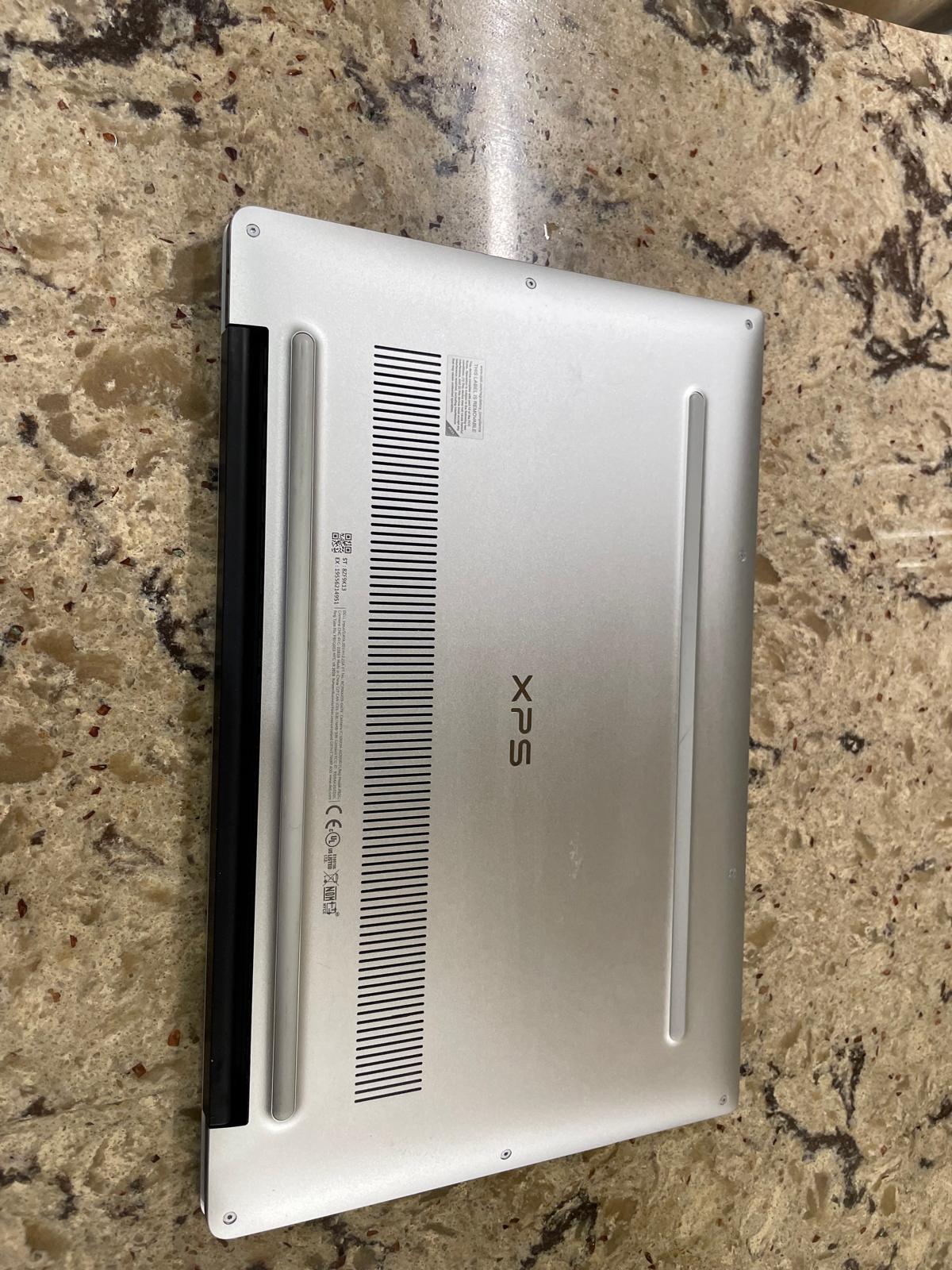 Dell XPS 13 7390 13.3" (256GB SSD, Intel Core i5-10210U, 1.60GHz, 8GB RAM)